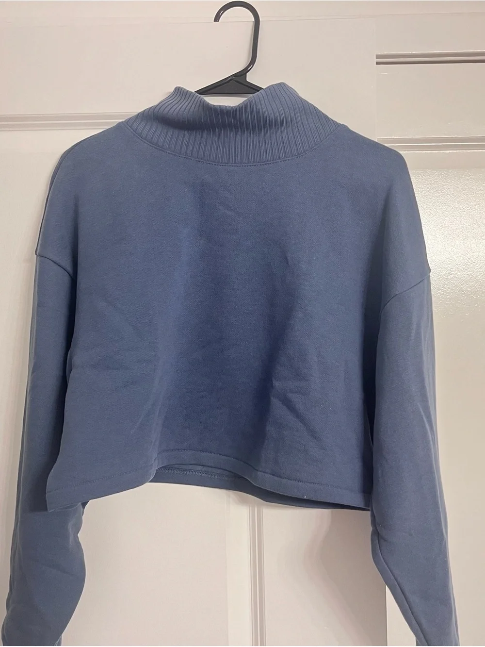 ALO Yoga Cropped mock neck sweatshirt